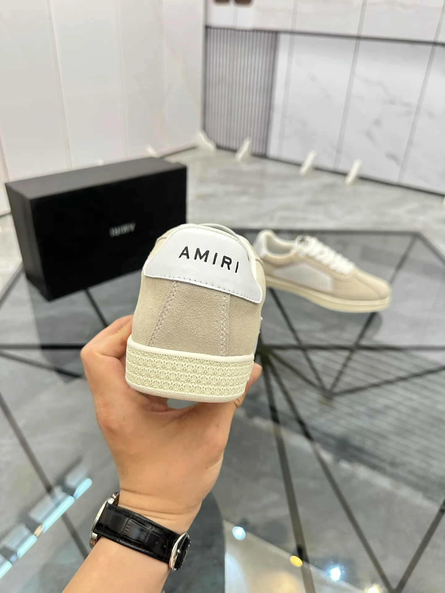 Men's shoes: 💰P420¥ Product trademark: AMIRI* "Amir*" low-top casual shoes Regular size: 38-45 (can be customized to 46) Product material: imported nubuck leather upper, breathable lining, original outsole. Number: 001